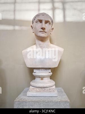 CITÉ DU VATICAN, ROME, ITALIE - 02 AOÛT 2025 buste classique en marbre de l'empereur romain Trajan (Traiano) exposé dans la galerie du Musée Chiaramonti. Idéal Banque D'Images