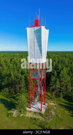 Vue aérienne du phare de Panga sur la côte nord de l'île estonienne de Saaremaa dans la mer Baltique Banque D'Images
