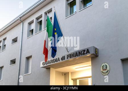 Piove di Sacco, Padoue, Vénétie, Italie - 11 août 2025 : vue extérieure du bâtiment Guardia di Finanza (police financière italienne) Banque D'Images
