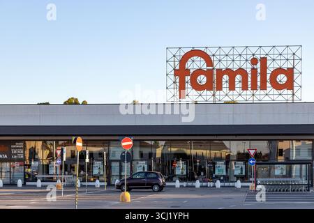 Piove di Sacco, Padoue, Vénétie, Italie - 10 août 2025 : façade de supermarché Famila Banque D'Images