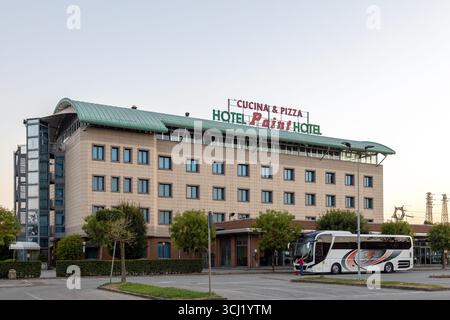 Piove di Sacco, Padoue, Vénétie, Italie - 11 août 2025 : vue extérieure du bâtiment point Hotel Banque D'Images