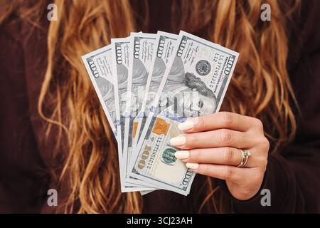 Femme tenant des billets en dollars américains. Mains avec la devise américaine gros plan. Concept financier et bancaire. Épargne d'argent de patrimoine personnel. Liquidités d'investissement. Banque D'Images