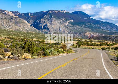 Une route pittoresque à couper le souffle serpente à travers la zone de loisirs nationale de Bighorn Canyon dans le Montana Banque D'Images