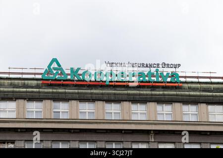 Logo Kooperativa signe du Vienna Insurance Group sur un bâtiment à Prague. Signalisation et logotype de l'entreprise et de l'employeur en République tchèque. Banque D'Images