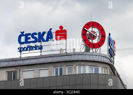 Logo Česká spořitelna (caisse d'épargne tchèque) à l'extérieur du bâtiment. Services financiers pour les personnes en République tchèque. Maison avec une horloge rouge. Banque D'Images