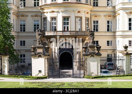 Bâtiment de l'ambassade d'Allemagne à Prague, Tchéquie. Face arrière avec une porte ouverte. Belle architecture dans le style baroque. Côté sud du palais. Banque D'Images