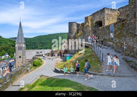 Château médiéval en ruines du IXe siècle surplombant la ville la Roche-en-Ardenne en été, province de Luxembourg, Ardennes, Wallonie, Belgique Banque D'Images