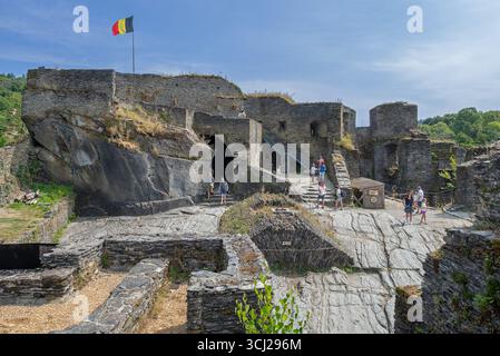 Château médiéval en ruines du IXe siècle surplombant la ville la Roche-en-Ardenne en été, province de Luxembourg, Ardennes, Wallonie, Belgique Banque D'Images