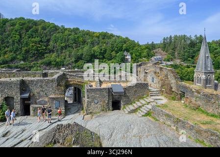 Château médiéval en ruines du IXe siècle surplombant la ville la Roche-en-Ardenne en été, province de Luxembourg, Ardennes, Wallonie, Belgique Banque D'Images