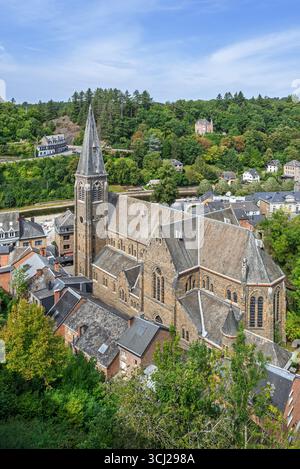 Église Nicolas vue depuis les ruines du château dans la ville la Roche-en-Ardenne en été, province de Luxembourg, Ardennes, Wallonie, Belgique Banque D'Images