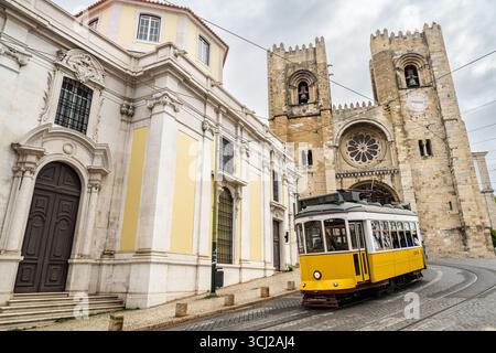 Le populaire Tram 28 Lisbon Martim Moniz descend devant la cathédrale de Lisbonne, au Portugal. Banque D'Images