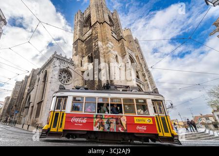 Le populaire Tram 28 Lisbon Martim Moniz descend devant la cathédrale de Lisbonne, au Portugal. Banque D'Images