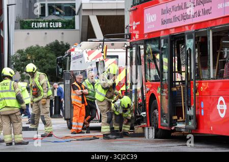 Londres, Royaume-Uni. 04th Sep, 2025. Le personnel des services d'urgence vu à l'extérieur de la gare Victoria dans le centre de Londres après qu'un bus de la route 24 ait monté le trottoir pendant les heures de pointe, blessant 17 personnes. Quinze personnes, dont les passagers et le chauffeur, ont été transportées à l'hôpital. Mais il n'y a pas encore de blessures potentiellement mortelles signalées. Crédit : SOPA images Limited/Alamy Live News Banque D'Images