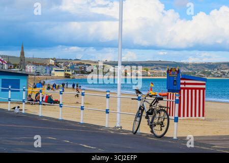 Weymouth, Dorset, Royaume-Uni. 4 septembre 2025. Météo britannique : la plage était calme à la station balnéaire Weymouth avec seulement une poignée de visiteurs dehors et sur le fait de profiter de l'air marin et des sorts ensoleillés. La journée a été un sac mélangé de soleil, d'averses et de vents bleus. Crédit : Celia McMahon/Alamy Live News Banque D'Images