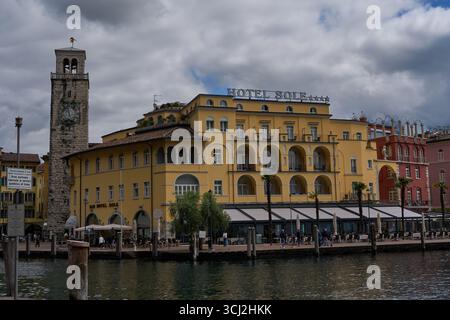 Riva del Garda, Italie - 8 mai 2025 - Piazza III novembre et la tour Apponale pendant le printemps ensoleillé Banque D'Images