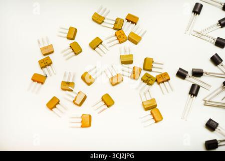 Transistors bipolaires sur fond blanc. Dispositifs semi-conducteurs. Microélectronique. Banque D'Images