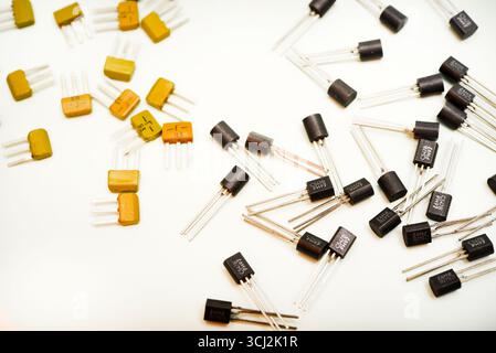 Transistors bipolaires sur fond blanc. Dispositifs semi-conducteurs. Microélectronique. Banque D'Images