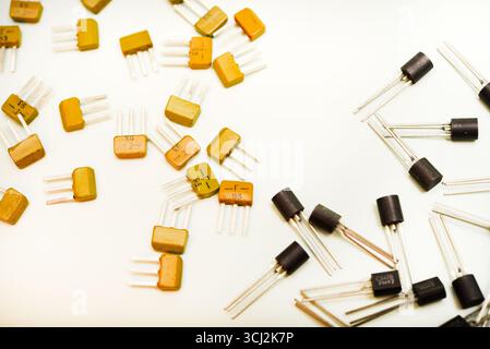 Transistors bipolaires sur fond blanc. Dispositifs semi-conducteurs. Microélectronique. Banque D'Images