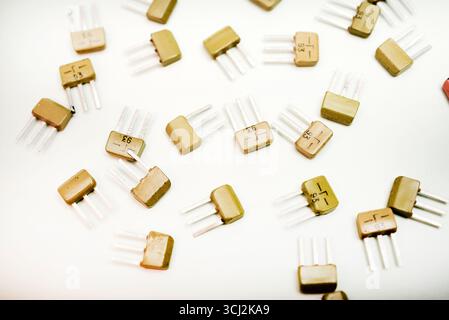 Transistors bipolaires sur fond blanc. Dispositifs semi-conducteurs. Microélectronique. Banque D'Images