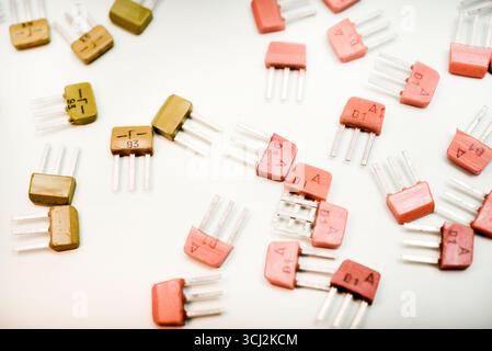 Transistors bipolaires sur fond blanc. Dispositifs semi-conducteurs. Microélectronique. Banque D'Images