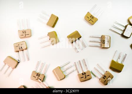 Transistors bipolaires sur fond blanc. Dispositifs semi-conducteurs. Microélectronique. Banque D'Images