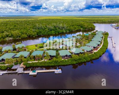 Maisons avec toits en métal vert Everglades City Floride Big Cypress National Preserve paysage Banque D'Images