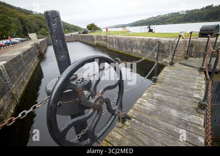 vieux contrôles de roue sur les portes d'écluse de victoria écluse newry canal comté en irlande du nord royaume-uni Banque D'Images
