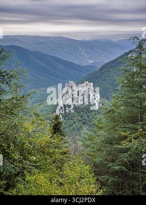 Vue verticale sur l'ancienne ruine médiévale du château cathare de Puilaurens dans les Pyrénées, Lapradelle-Puilaurens, Aude, France Banque D'Images