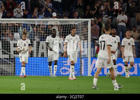 Bratislava, Slovaquie. 04th Sep, 2025. Football : qualification Coupe du monde Europe, Slovaquie - Allemagne, phase de groupes, Groupe A, Journée 1, Narodny Futbalovy Stadion, Joshua Kimmich (gauche-droite, Allemagne), Antonio Rüdiger (Allemagne), Leon Goretzka (Allemagne), Florian Wirtz (Allemagne), Jonathan Tah (Allemagne) et Angelo Stiller (Allemagne) se dirigent vers le cercle central après avoir marqué 1-0. Crédit : Christian Charisius/dpa/Alamy Live News Banque D'Images