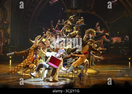 Prague, République tchèque. 04th Sep, 2025. Soirée d'ouverture du Cirque du Soleil KURIOS : Cabinet des curiosités à la plaine Letna de Prague, le 4 septembre 2025. Le Cirque du Soleil se produira à Letna Plain à Prague dans un grand chapito spécialement créé pour le spectacle Kurios-Cabinet des curiosités. Le projet a réuni cinquante artistes de 21 pays. Le spectacle a été créé à Montréal en 2014. Crédit : Katerina Sulova/CTK photo/Alamy Live News Banque D'Images