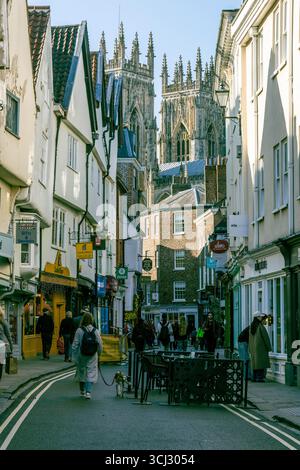 Low Petergate, York, avec le ministre au loin Banque D'Images
