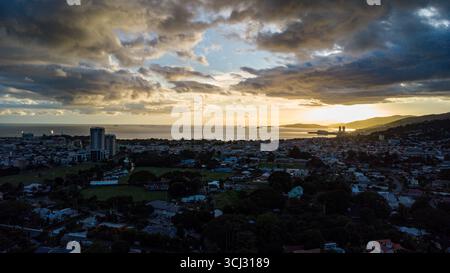 Vue aérienne de l'ouest de Trinidad alors que le soleil se couche. Banque D'Images