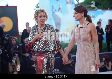 Venise, Italie. 04th Sep, 2025. Valeria Golino et Barbara Ronchi assistent au tapis rouge du film « Duse » au 82e Festival de Venise. Crédit : SOPA images Limited/Alamy Live News Banque D'Images
