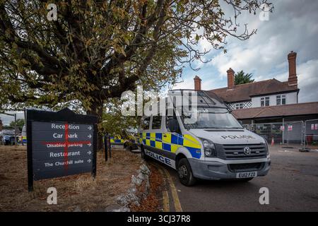 Des drapeaux en croix de George sont projetés sur le sinage de l'hôtel Bell pour protester contre les locaux utilisés pour héberger les demandeurs d'asile, Epping, Essex, Royaume-Uni Banque D'Images