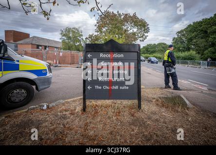 Des drapeaux en croix de George sont projetés sur le sinage de l'hôtel Bell pour protester contre les locaux utilisés pour héberger les demandeurs d'asile, Epping, Essex, Royaume-Uni Banque D'Images