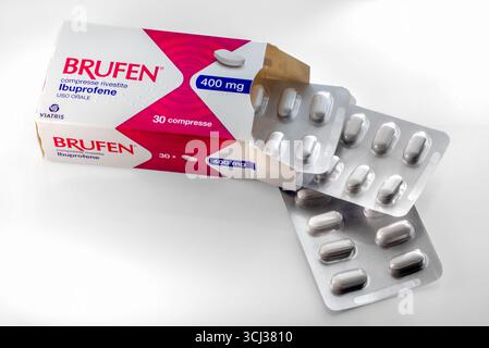 Italie - 4 septembre 2025 : emballage d'ibuprofène Brufen avec comprimés enrobés en plaquettes thermoformées, médicament pour traiter l'inflammation, la douleur et la fièvre. Banque D'Images