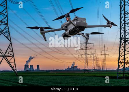 Symbolbild, Fotomontage, Aufklärung, Spionage mit Drohnen in Industrieanlagen, kritischer Infrastruktur, Drohne fliegt auf einen Industriekomplex zu, Kraftwerk, Ausspähen durch Kameradrohnen, Drohnen Spionage *** image symbolique, photomontage, reconnaissance, espionnage avec des drones dans des installations industrielles, infrastructures critiques, drones vole drones Banque D'Images