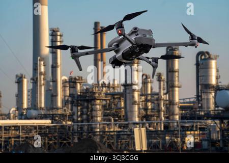 Symbolbild, Fotomontage, Aufklärung, Spionage mit Drohnen in Industrieanlagen, kritischer Infrastruktur, Drohne fliegt auf einen Industriekomplex zu, Chemiewerk, Ausspähen durch Kameradrohnen, Drohnen Spionage *** image symbolique, photomontage, reconnaissance, espionnage avec des drones dans des installations industrielles, infrastructure critique, drones vole drone vole vers un complexe industriel, usine chimique, espionnage Banque D'Images