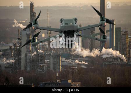 Symbolbild, Fotomontage, Aufklärung, Spionage mit Drohnen in Industrieanlagen, kritischer Infrastruktur, Drohne fliegt auf einen Industriekomplex zu, Chemiewerk, Ausspähen durch Kameradrohnen, Drohnen Spionage *** image symbolique, photomontage, reconnaissance, espionnage avec des drones dans des installations industrielles, infrastructure critique, drones vole drone vole vers un complexe industriel, usine chimique, espionnage Banque D'Images