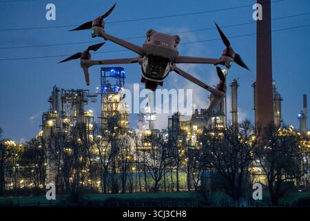 Symbolbild, Fotomontage, Aufklärung, Spionage mit Drohnen in Industrieanlagen, kritischer Infrastruktur, Drohne fliegt auf einen Industriekomplex zu, Chemiewerk, Ausspähen durch Kameradrohnen, Drohnen Spionage *** image symbolique, photomontage, reconnaissance, espionnage avec des drones dans des installations industrielles, infrastructure critique, drones vole drone vole vers un complexe industriel, usine chimique, espionnage Banque D'Images