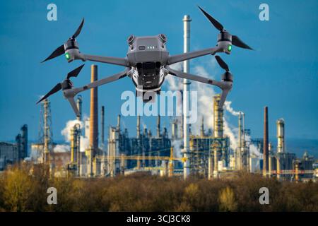 Symbolbild, Fotomontage, Aufklärung, Spionage mit Drohnen in Industrieanlagen, kritischer Infrastruktur, Drohne fliegt auf einen Industriekomplex zu, Chemiewerk, Ausspähen durch Kameradrohnen, Drohnen Spionage *** image symbolique, photomontage, reconnaissance, espionnage avec des drones dans des installations industrielles, infrastructure critique, drones vole drone vole vers un complexe industriel, usine chimique, espionnage Banque D'Images