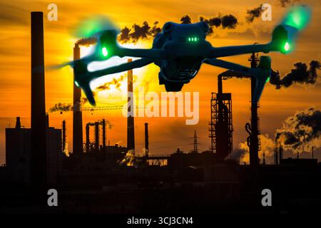 Symbolbild, Fotomontage, Aufklärung, Spionage mit Drohnen in Industrieanlagen, kritischer Infrastruktur, Drohne fliegt auf einen Industriekomplex zu, Chemiewerk, Ausspähen durch Kameradrohnen, Drohnen Spionage *** image symbolique, photomontage, reconnaissance, espionnage avec des drones dans des installations industrielles, infrastructure critique, drones vole drone vole vers un complexe industriel, usine chimique, espionnage Banque D'Images