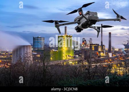 Symbolbild, Fotomontage, Aufklärung, Spionage mit Drohnen in Industrieanlagen, kritischer Infrastruktur, Drohne fliegt auf einen Industriekomplex zu, Stahlwerk, Ausspähen durch Kameradrohnen, Drohnen Spionage *** image symbolique, photomontage, reconnaissance, espionnage avec des drones dans des installations industrielles, infrastructure critique, drones volent vers un complexe industriel, aciérie, espionnage Banque D'Images