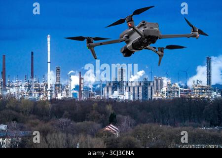 Symbolbild, Fotomontage, Aufklärung, Spionage mit Drohnen in Industrieanlagen, kritischer Infrastruktur, Drohne fliegt auf einen Industriekomplex zu, Chemiewerk, Ausspähen durch Kameradrohnen, Drohnen Spionage *** image symbolique, photomontage, reconnaissance, espionnage avec des drones dans des installations industrielles, infrastructure critique, drones vole drone vole vers un complexe industriel, usine chimique, espionnage Banque D'Images