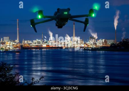 Symbolbild, Fotomontage, Aufklärung, Spionage mit Drohnen in Industrieanlagen, kritischer Infrastruktur, Drohne fliegt auf einen Industriekomplex zu, Chemiewerk, Ausspähen durch Kameradrohnen, Drohnen Spionage *** image symbolique, photomontage, reconnaissance, espionnage avec des drones dans des installations industrielles, infrastructure critique, drones vole drone vole vers un complexe industriel, usine chimique, espionnage Banque D'Images