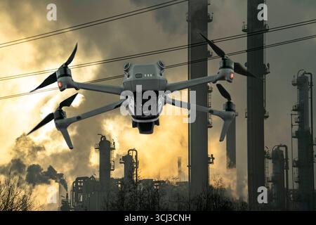Symbolbild, Fotomontage, Aufklärung, Spionage mit Drohnen in Industrieanlagen, kritischer Infrastruktur, Drohne fliegt auf einen Industriekomplex zu, Chemiewerk, Ausspähen durch Kameradrohnen, Drohnen Spionage *** image symbolique, photomontage, reconnaissance, espionnage avec des drones dans des installations industrielles, infrastructure critique, drones vole drone vole vers un complexe industriel, usine chimique, espionnage Banque D'Images