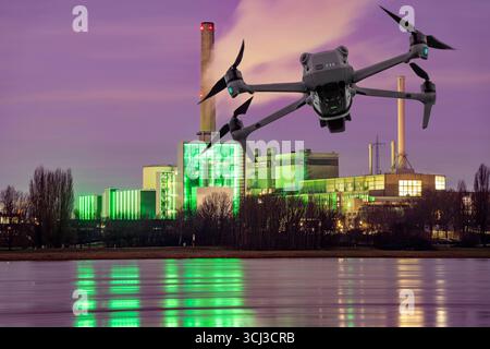 Symbolbild, Fotomontage, Aufklärung, Spionage mit Drohnen in Industrieanlagen, kritischer Infrastruktur, Drohne fliegt auf einen Industriekomplex zu, Kraftwerk, Ausspähen durch Kameradrohnen, Drohnen Spionage *** image symbolique, photomontage, reconnaissance, espionnage avec des drones dans des installations industrielles, infrastructures critiques, drones vole drones Banque D'Images