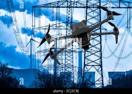 Symbolbild, Fotomontage, Aufklärung, Spionage mit Drohnen in Industrieanlagen, kritischer Infrastruktur, Drohne fliegt auf einen Industriekomplex zu, Kraftwerk, Ausspähen durch Kameradrohnen, Drohnen Spionage *** image symbolique, photomontage, reconnaissance, espionnage avec des drones dans des installations industrielles, infrastructures critiques, drones vole drones Banque D'Images