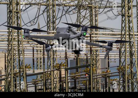 Symbolbild, Fotomontage, Aufklärung, Spionage mit Drohnen in Industrieanlagen, kritischer Infrastruktur, Drohne fliegt auf einen Industriekomplex zu, Kraftwerk, Ausspähen durch Kameradrohnen, Drohnen Spionage *** image symbolique, photomontage, reconnaissance, espionnage avec des drones dans des installations industrielles, infrastructures critiques, drones vole drones Banque D'Images
