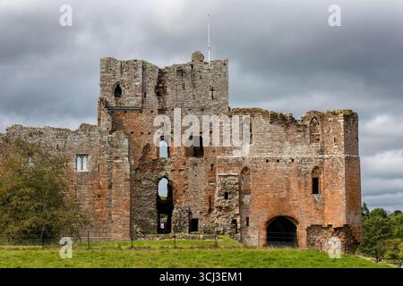 Murs en ruine et guérite d'un château anglais du XIIIe siècle près de Penrith. Banque D'Images